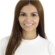 Auxiliar de enfermería ofrece clases a estudiantes de auxiliar de enfermería